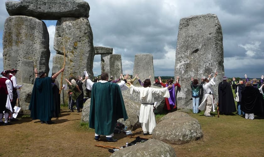 Celebração do solstício de verão em Stonehenge. (Foto: Chris Gunns/Wikimedia Commons