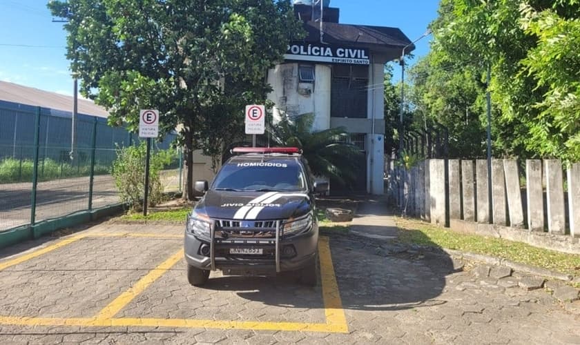 Segundo policiais, carro da família foi alvejado por criminosos. (Foto: Polícia Civil do Espírito Santo)