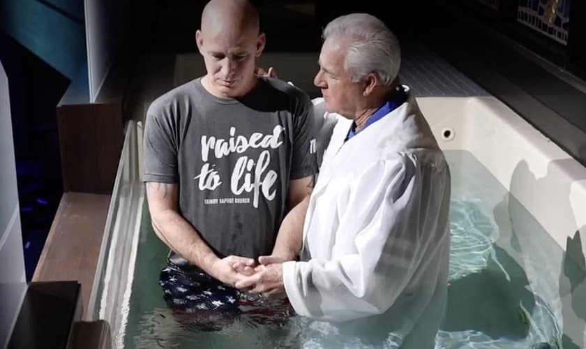 O pastor sênior Steve James realiza um batismo na Trinity Baptist Church em Lake Charles.﻿ (Foto: Reprodução/Trinity Baptist Church/BP)