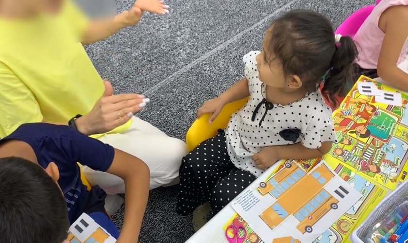 Uma das crianças apoiadas pelo projeto para surdos cristãos. (Foto: Captura de tela/YouTube Portas Abertas)