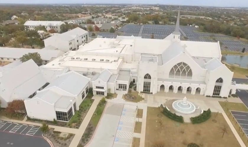 A White's Chapel de Southlake, no Texas, votou para deixar a Igreja Metodista Unida. (Captura de tela: YouTube/Drone Star State)