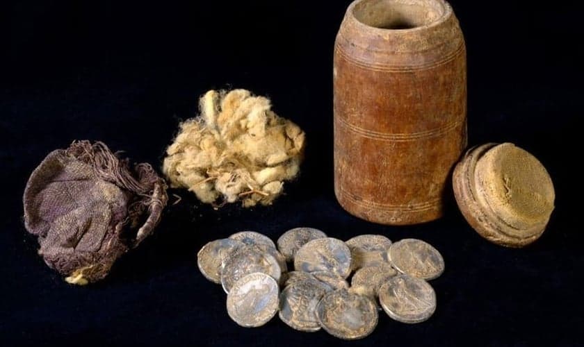 Moedas de prata encontradas dentro de um vaso de madeira no deserto da Judeia. (Foto: Dafna Gazit/Autoridade de Antiguidades de Israel)