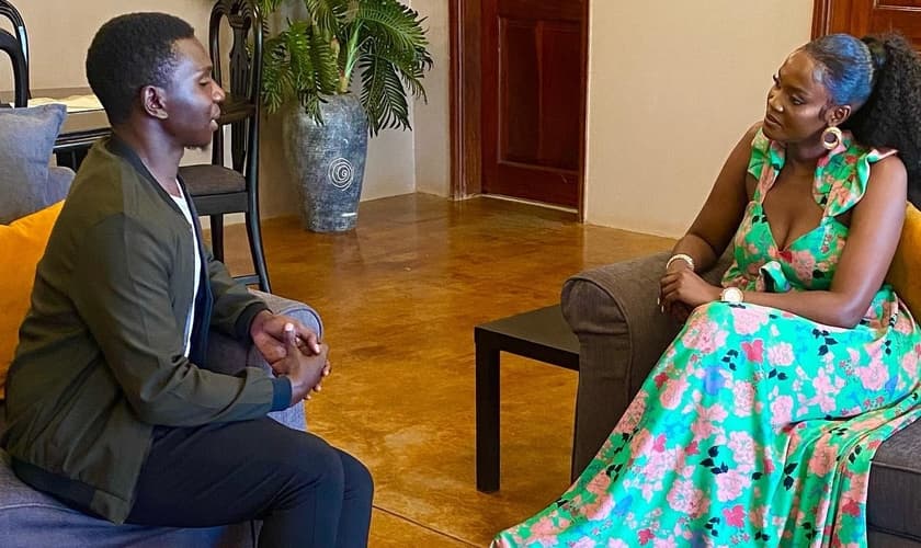 Michael Moses fala à jornalista e apresentadora de TV Sandrah Twinoburyo. (Foto: Facebook/Sandrah Twinoburyo)