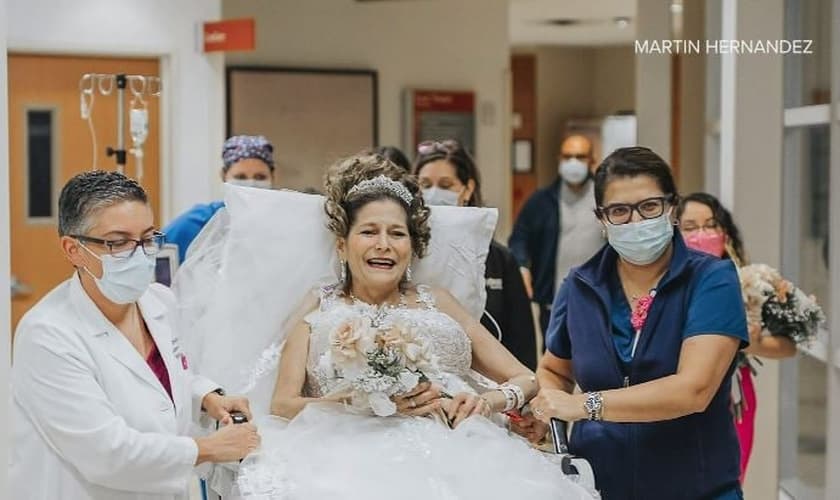 Norina e Ray Navarro se casaram em hospital nos EUA. (Fonte: Martin Hernandez/KHOU via CNN)
