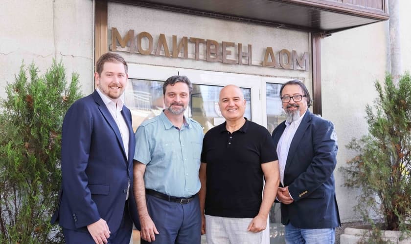 Da esquerda para a direita: o diretor de defesa internacional da ADF, Robert Clarke; os pastores Radoslav Kiryakov e Zhivko Tonchev; e o advogado Viktor Kostov. (Foto: ADF International)