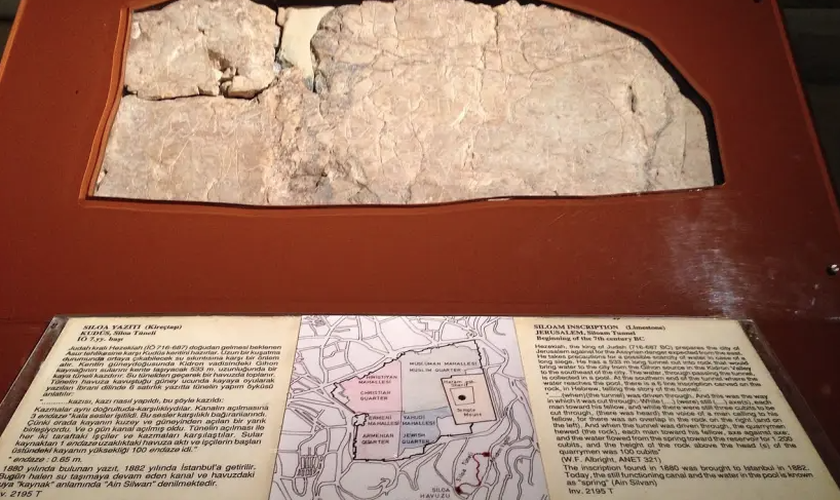 Inscrição com realizações do rei Ezequias. (Foto: Museu Arqueológico de Istambul)