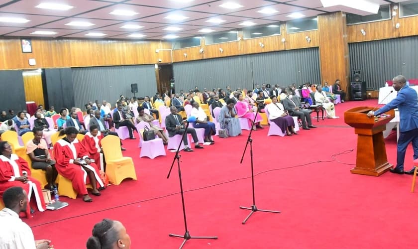 Cristão, o vice-presidente de Uganda, Thomas Tayebwa, fala durante o Culto de Natal, organizado pela Capelania Parlamentar Anglicana. (Foto: Twitter Thomas Tayebwa).