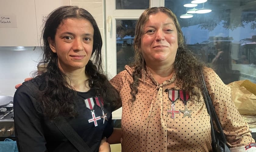 Sousan (à esquerda) e sua mãe, reunidas, usando as medalhas que a FBR lhes concedeu por bravura no sofrimento. (Foto: Free Burma Rangers)