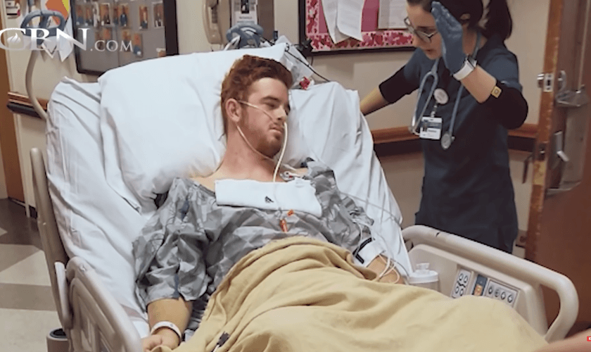 Evan recebe oração enquanto estava internado, após parada cardíaca. (Captura de tela CBN News)