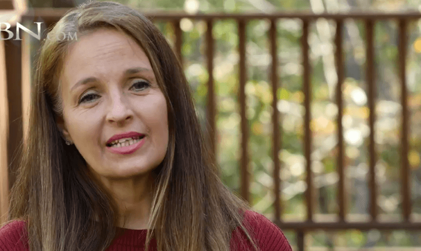 Angie testemunha o milagre de sua recuperação. (Captura de tela/CBN News)