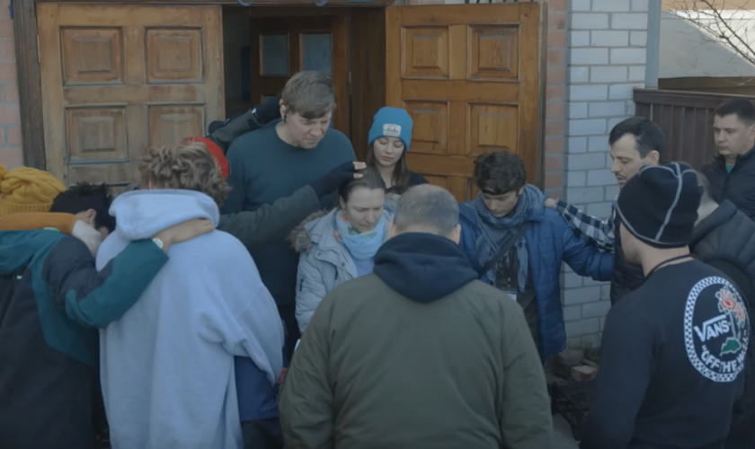 Missionários oram com ucranianos em meio ao sofrimento pela guerra. (Captura de tela/YouTube/ A Jesus Mission)