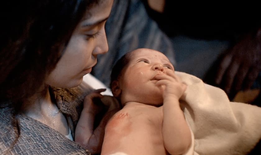 Cena representativa de Maria com seu filho Jesus, ainda bebê. (Foto: FreeBible)