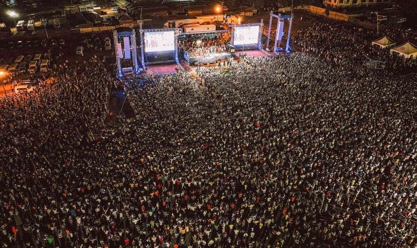 Campanha evangelística em Gana reúne multidão. (Foto: CfaN Europe)