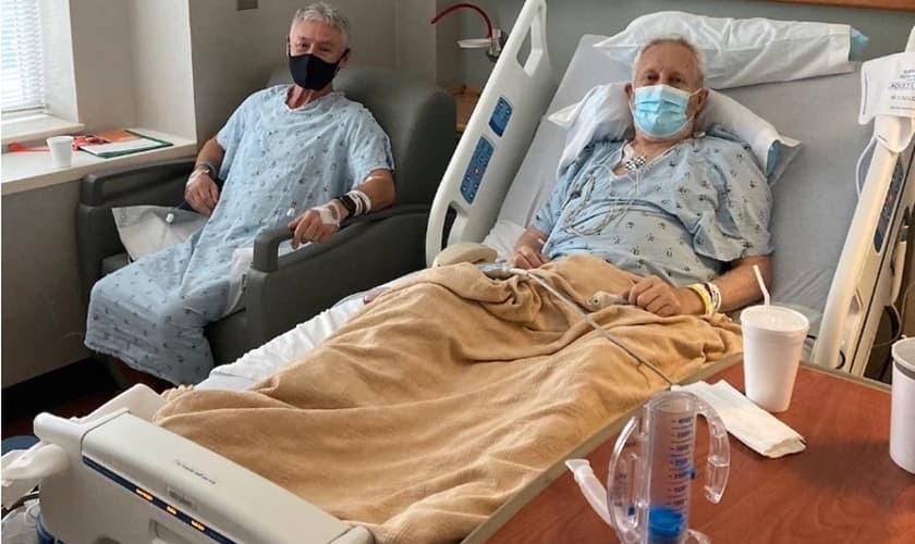 O pastor James Slick (à esquerda) doou um rim a seu amigo e congregante Jack Abbott (à direita). (Foto: Cortesia de James Slick/The Christian Post).