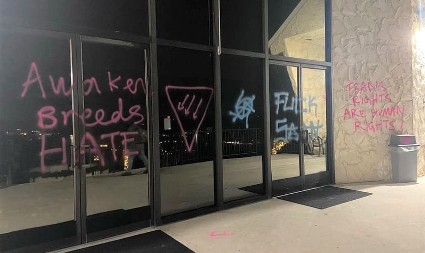 O prédio da City View Church,em San Diego, foi pichado com palavras de ódio. (Foto: Instagram/Sean Feucht).
