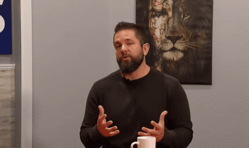 Viciado em drogas e álcool, Rick Scadden se reconciliou com Deus. (Foto: Reprodução/ YouTube/Colorado Prays).