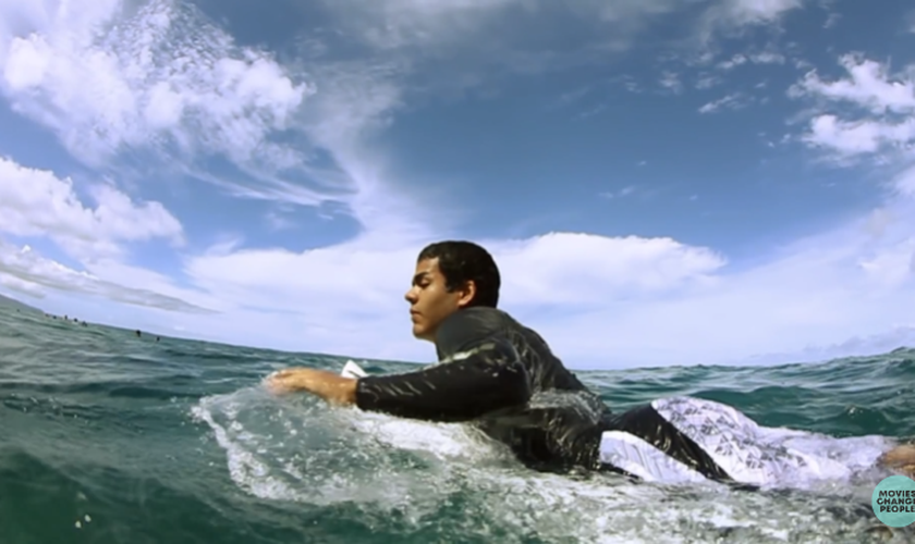O brasileiro Derek Rabelo, de 29 anos, se tornou o surfista cego que pegou a maior onda até hoje. (Foto: Reprodução/YouTube/Movies Change People).
