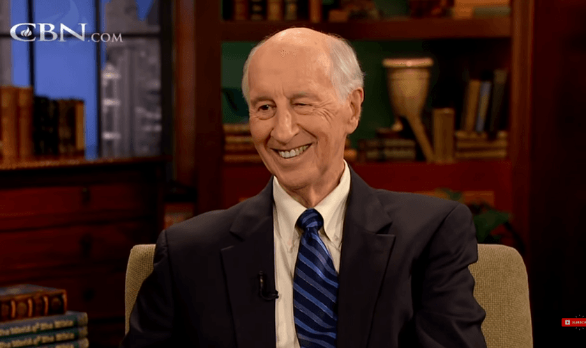 Jack Hayford faleceu aos 88 anos, enquanto dormia, no domingo (8). (Foto: Reprodução/YouTube/The 700 Club).