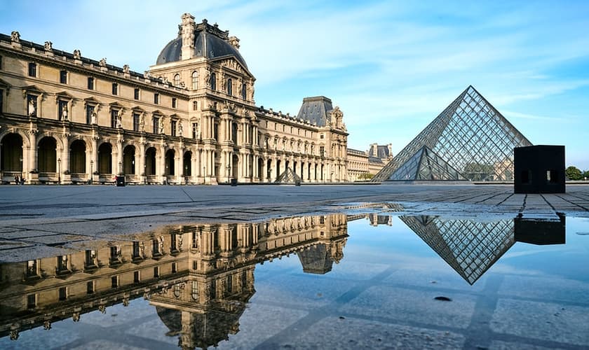 Pirâmide do Louvre, na França. (Foto: Pedro Szekely/Flickr)