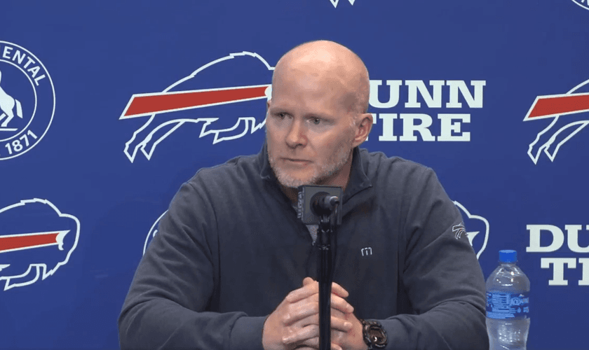Sean McDermott louvou a Deus pela melhora de saúde de Damar Hamlin. (Foto: Reprodução/Twitter/Buffalo Bills).