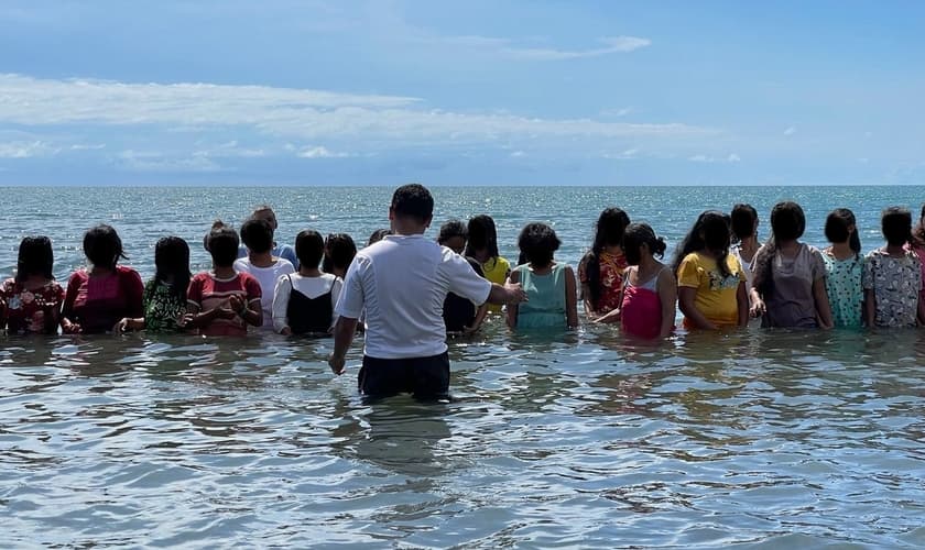 36 pessoas entregaram suas vidas a Jesus e foram batizadas. (Foto: Portas Abertas)