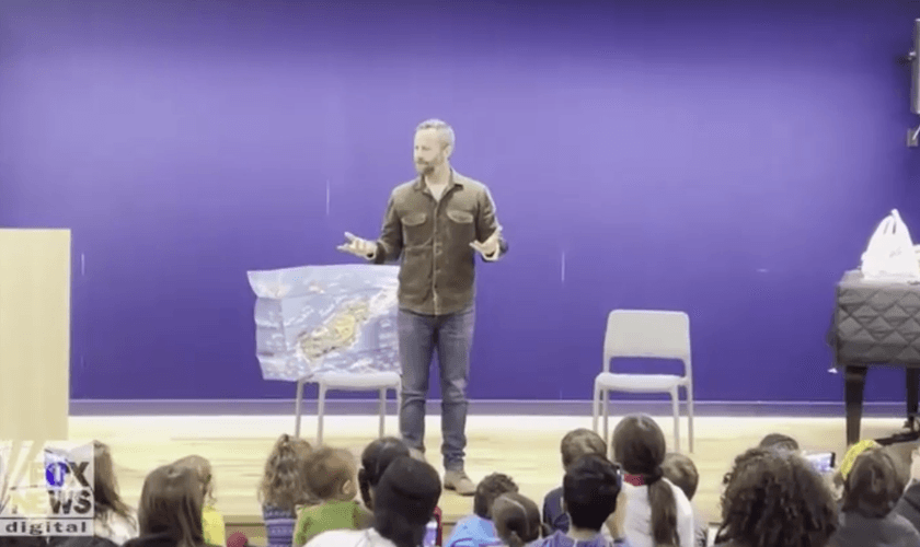 Kirk Cameron compartilha o tempo da história na Biblioteca Pública de Scarsdale em Nova York. (Captura de tela/Fox News Digital)