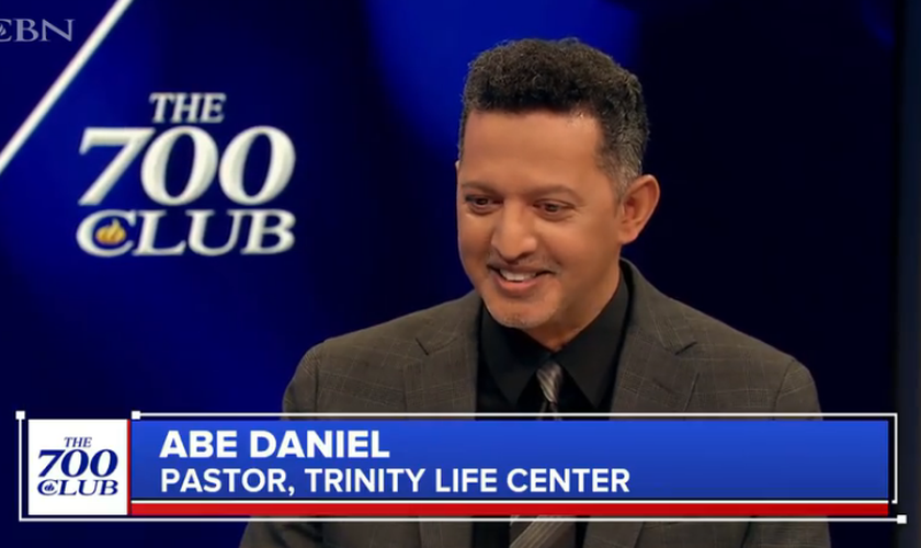 Abe Daniel conta seu testemunho no Club 700. (Captura de tela/CBN News)