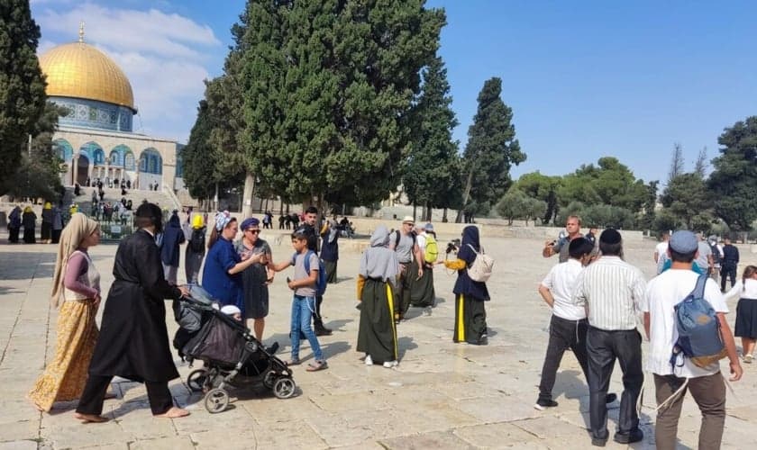 Visitantes no Monte do Templo vestindo roupas amarelas que os diferenciam dos muçulmanos. (Foto: Beyadenu/Israel365 News)