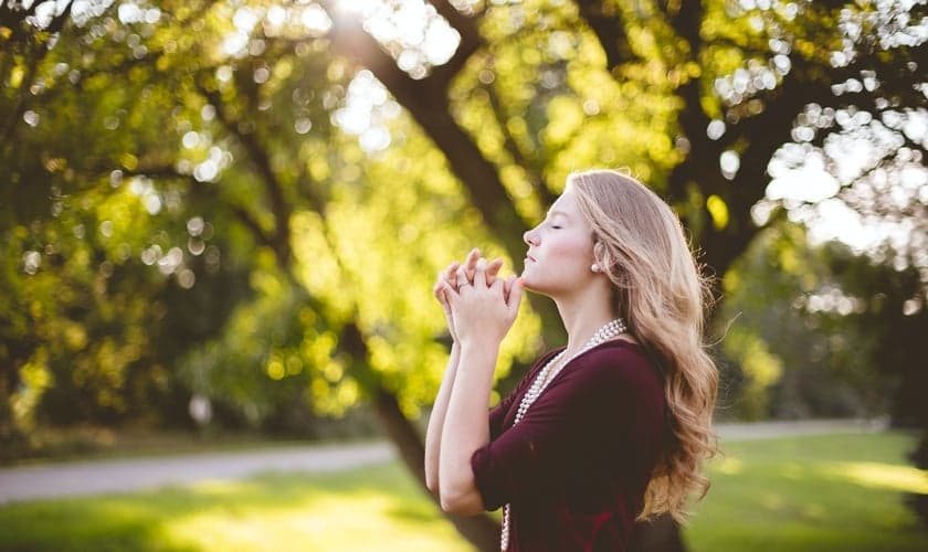 Mulheres passam mais tempo com Deus, segundo pesquisa nos EUA. (Foto ilustrativa: Ben Branco/Unsplash)