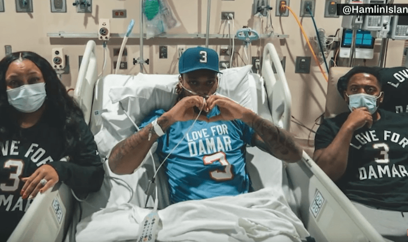 Damar Hamlin assiste ao jogo do Buffalo Bills da cama do hospital. (Captura de tela/YouTube/LOCAL 12)