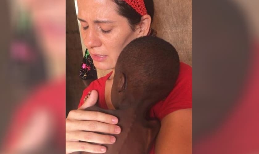 Jéssica segurando um de seus filhos espirituais. (Foto: Captura de tela/Vídeo Instagram Love Heals)