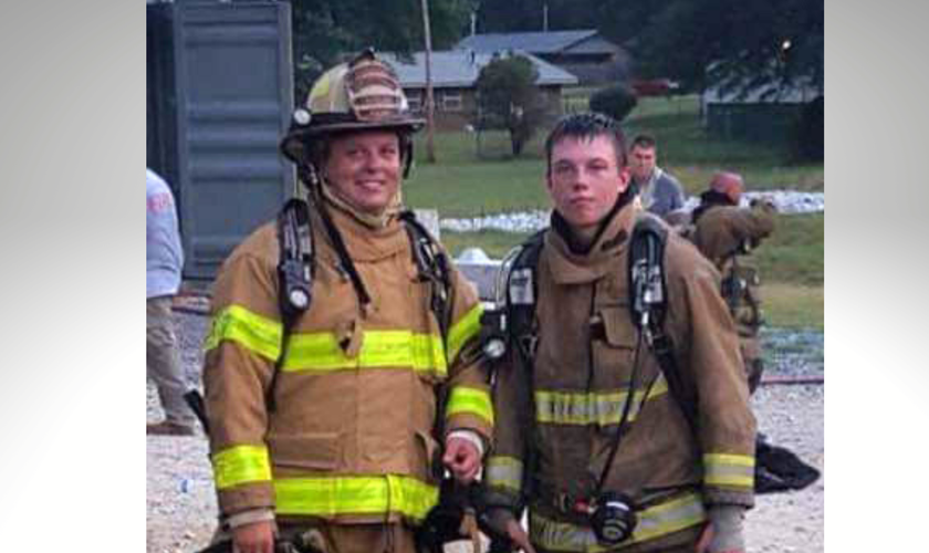 Dwight Easler [à esq.] pastor e chefe do Corpo de Bombeiros de Corinth, ao lado do filho Seth, bombeiro de carreira em Greenville. (Foto: Reprodução/BP Press)