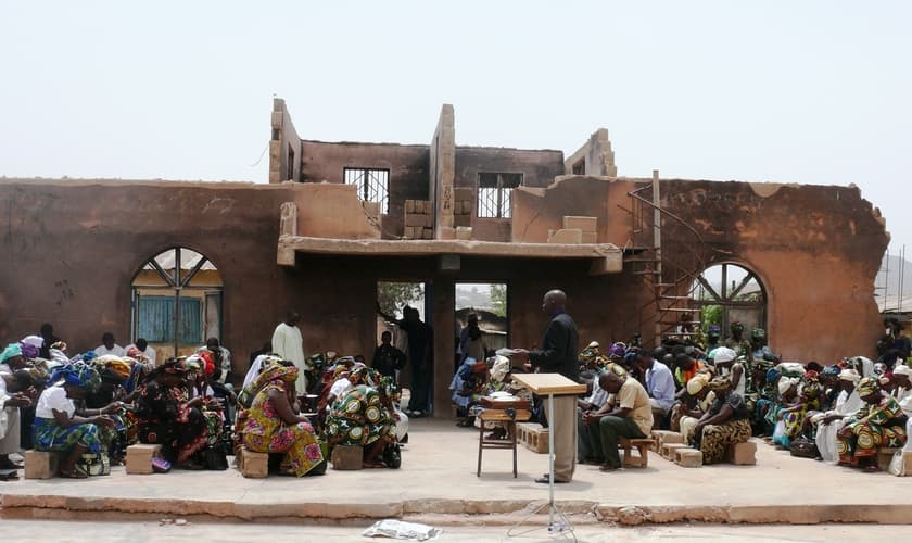 Igreja foi destruída na Nigéria e cristãos passaram a se reunir do lado de fora. (Foto: Portas Abertas)
