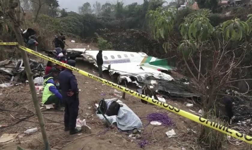 Registro do avião após a queda próximo ao local de pouso. (Foto:Reprodução/TV Globo)
