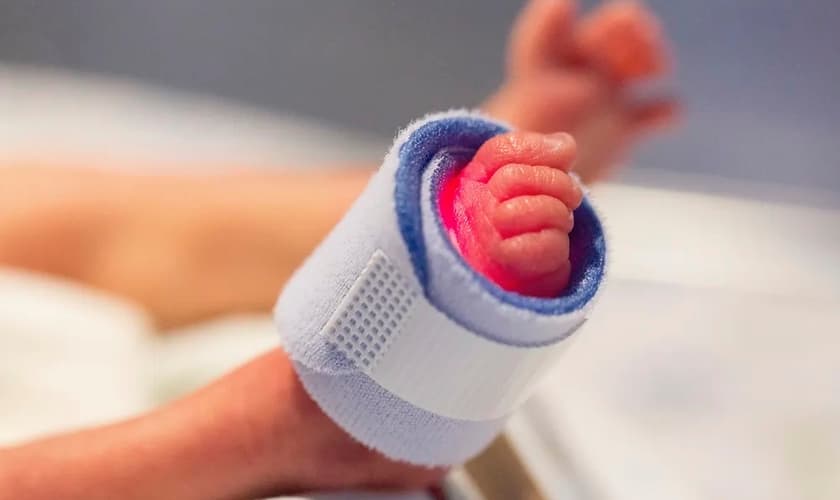 Bebê nascido prematuro. (Foto: Rawpixel/CCO)