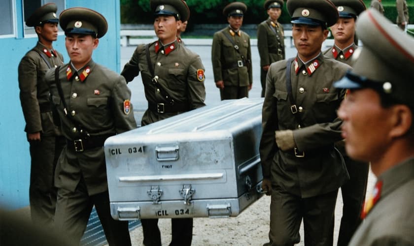 Soldados norte-coreanos carregando caixão. (Foto: Domínio público/Nara e Dvids)