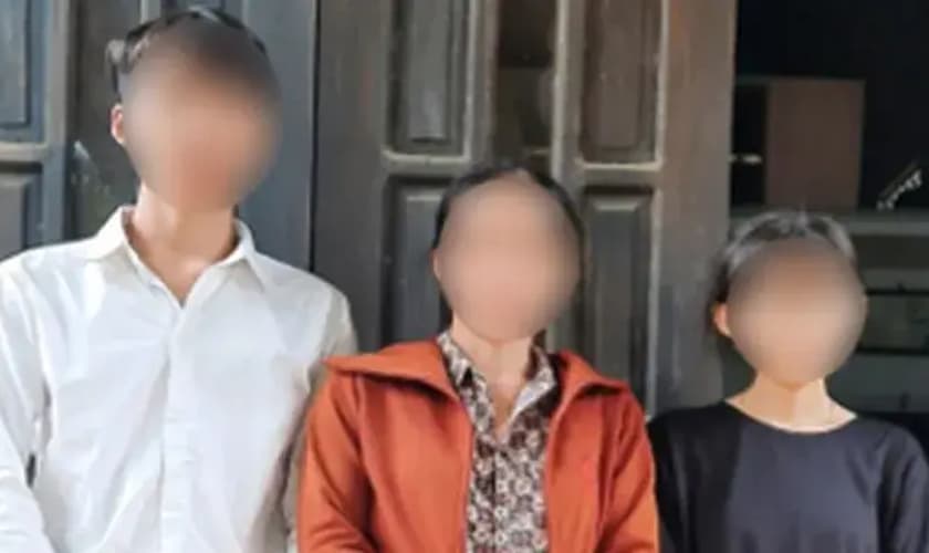 Esposa e filhos do pastor Phuc, que morreu na prisão. (Foto: Portas Abertas)