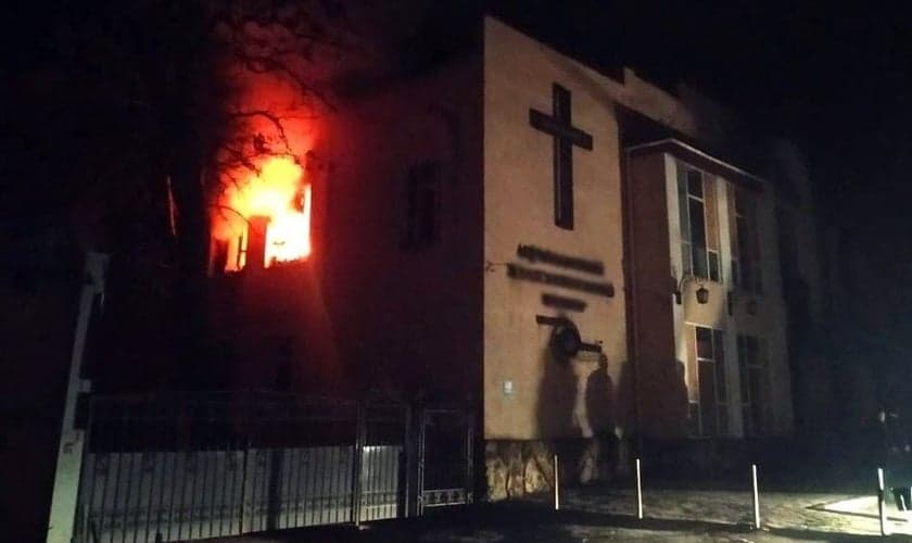 Uma igreja evangélica em Kherson foi atingida durante bombardeio russo. (Foto: Facebook/Поліція Херсонської області).