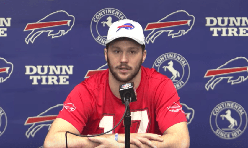 Entrevista coletiva de Josh Allen após partida. (Captura de tela/YouTube/Buffalo Bills)