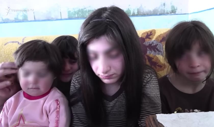 Crianças armênias estão sem os pais, por causa dos bloqueios. (Captura de tela/YouTube/Radio Free Europe/Radio Liberty)