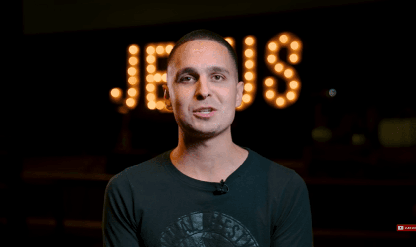 Isaiah Saldivar iniciou reuniões de oração em casa, que se tornaram em um grande avivamento. (Foto: Reprodução/YouTube/Delafé Testimonies).