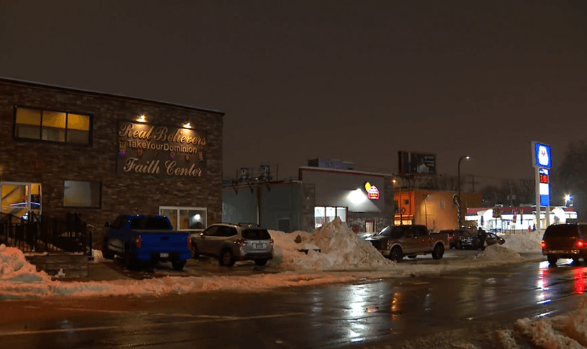 Igreja ‘Real Believers Faith Center’; mais à frente o posto de gasolina. (Captura de tela/CBS News)