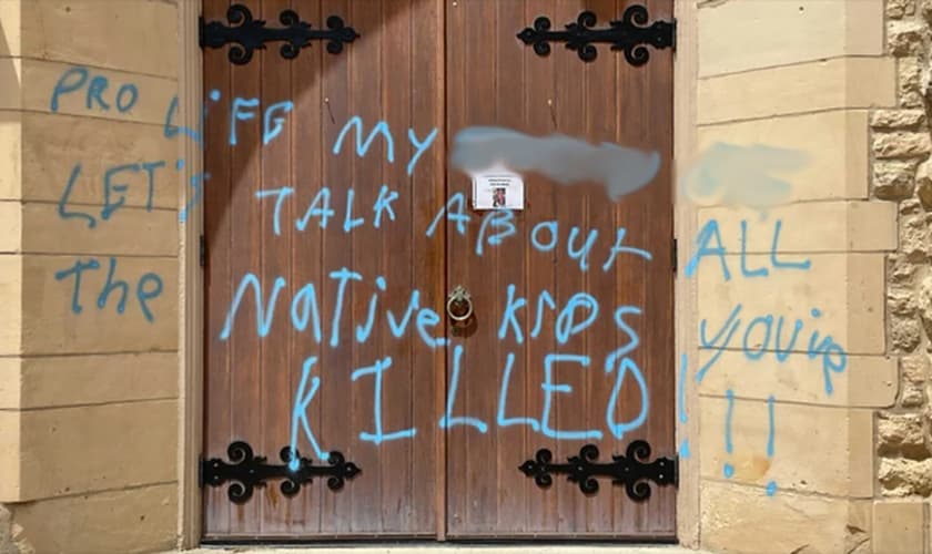 A porta da frente da Igreja Católica St. Bernard em Madison foi vandalizada em julho de 2022. (Foto: Reprodução/Fox 47 Madison).