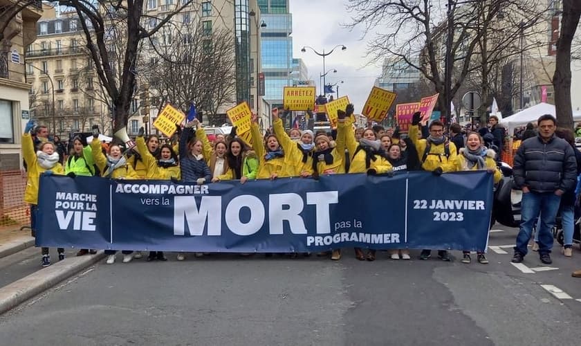 Milhares marcham pela vida em Paris. (Foto: Reprodução/Twitter Marche Pour La Vie)