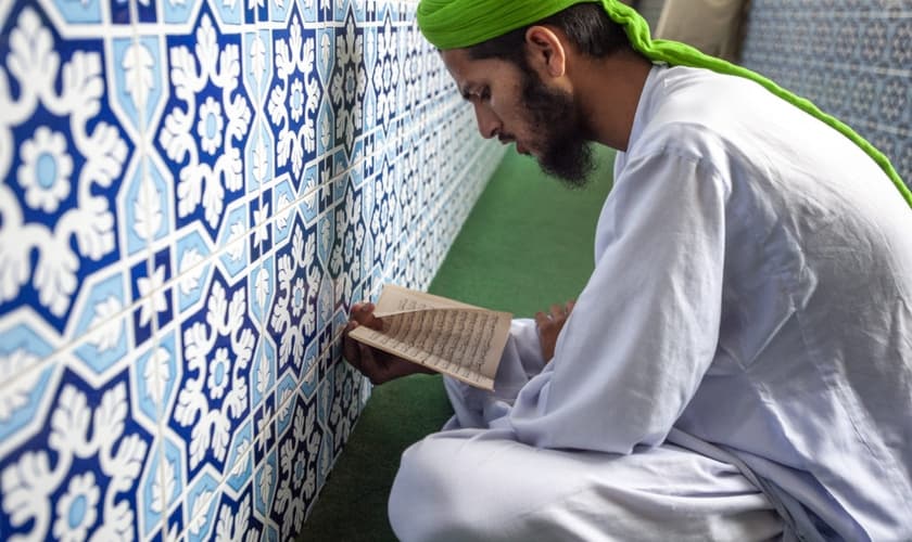 Um homem paquistanês lê o Alcorão no santuário de Abdullah Shah em Karachi, Paquistão. (Foto ilustrativa: IMB)