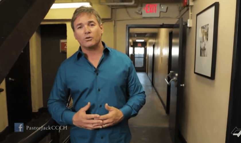 Jack Hibbs, pastor de uma megaigreja na Califórnia, prega a valorização da vida. (Foto: Reprodução/YouTube/Real Life with Jack Hibbs).