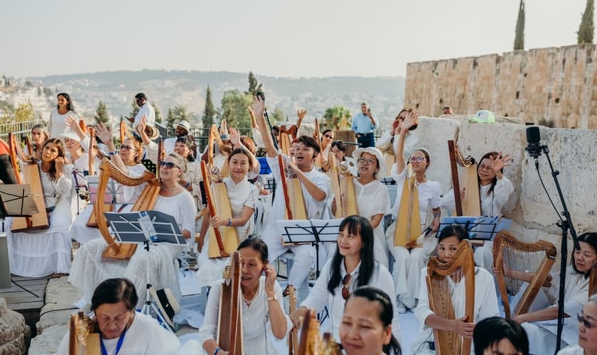 144 harpistas tocaram e cantaram “A Bênção” em Jerusalém. (Foto: Facebook/The King's Harpists).