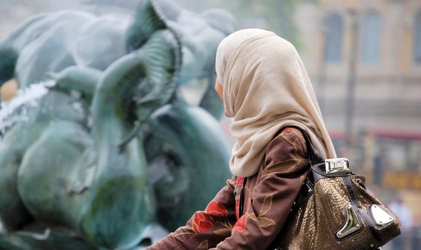 Jovem muçulmana em passeio turístico. (Foto: Ilustrativa/PxHere/Creative Commons CC0)