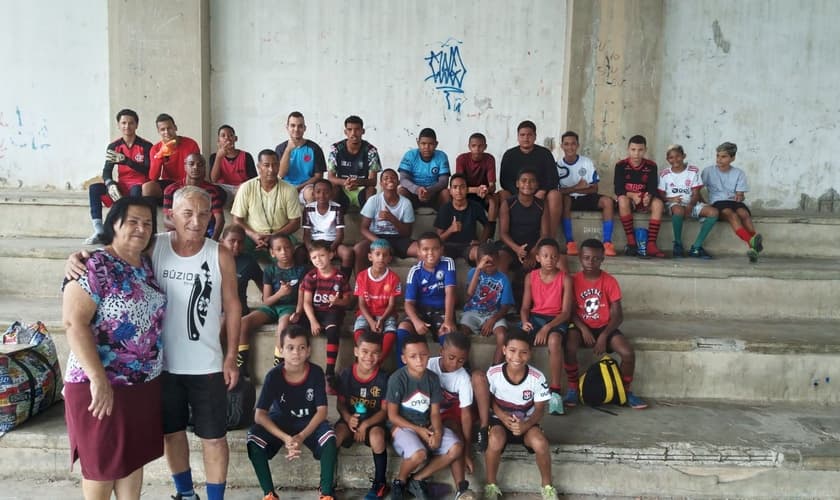 Pastor Zezinho e sua esposa Rosa com algumas crianças do projeto. (Foto: Aline Gonçalves/Guiame)
