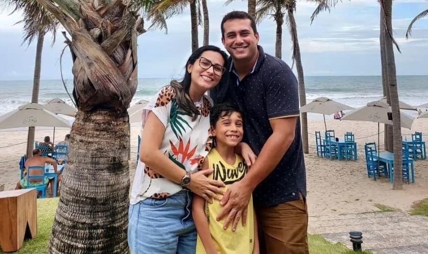 Karine Passos e seu marido Francisco com o filho Joaquim Victor. (Foto: Arquivo pessoal)